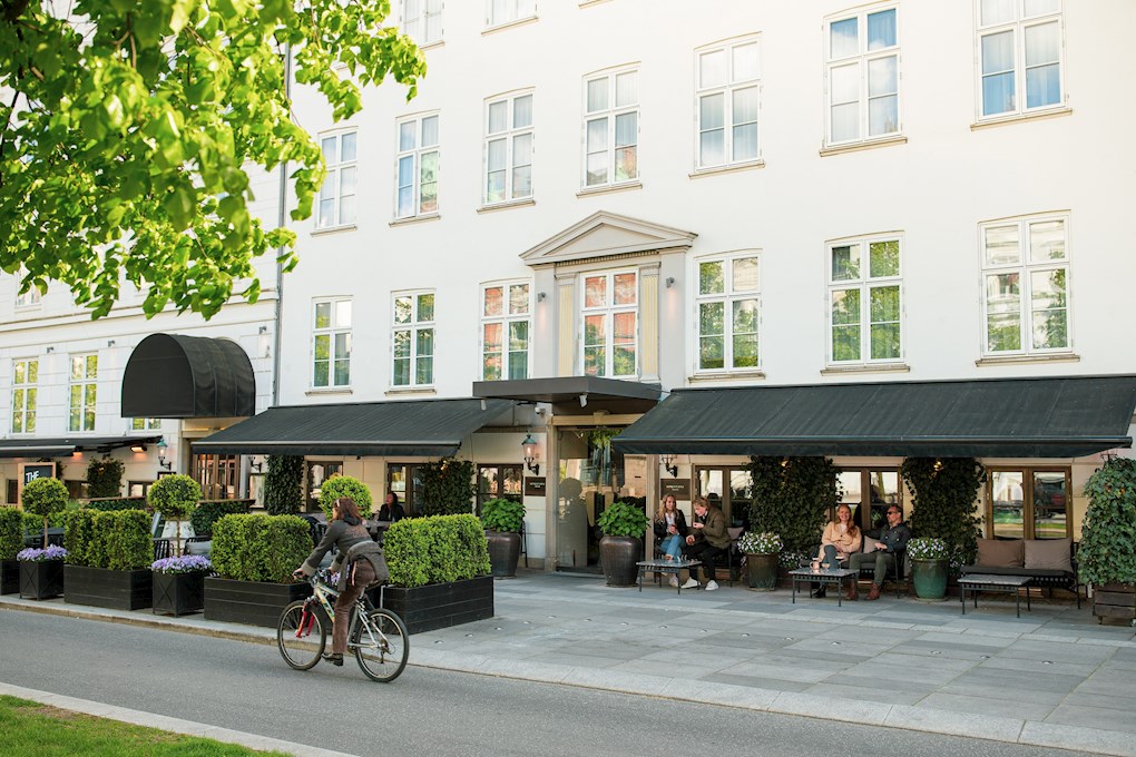 Det dejlige og miljøbevidste Hotel Skt. Annæ er et 4-stjernet boutiquehotel nær Nyhavn med 145 værelser og suiter. Beliggende på den grønne plads Sankt Annæ ligger dette skønne hotel lige i hjertet af København. Hotellet er bygget op omkring to smukke atriumgårde, og designet er holdt i en luksuriøs moderne nordisk stil. || image 3