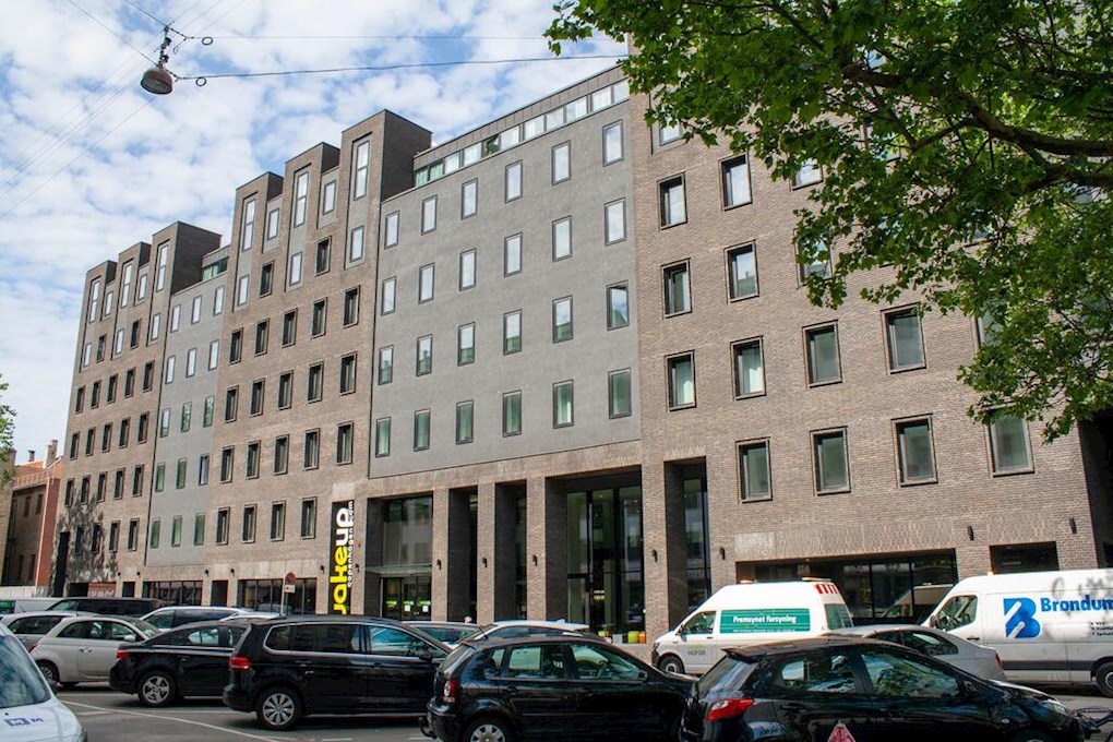 Wakeup Copenhagen i Borgergade er beliggende i centrum af København og tegnet af den kendte danske arkitekt Kim Utzon. Hotellet er præget af minimalistisk design og høj kvalitet. || image 1