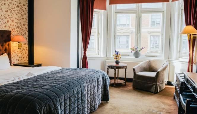 Bo på et af Københavns ældste hoteladresser og overnat i royale omgivelser. På Hotel Kong Frederik får du den fulde engelsk townhouse oplevelse, med yndefulde lysekroner, raffinerede loftudskæringer og antikke møbler. || image 1