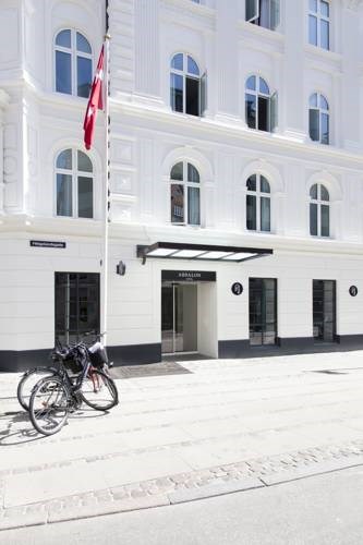 Velkommen til Vesterbro – Københavns mest kreative og pulserende bykvarter. Og hjertelig velkommen til Absalon, vores firestjernede familieejede hotel, som byder dig indenfor med lige dele autentisk hygge og livlig storbycharme. || image 2