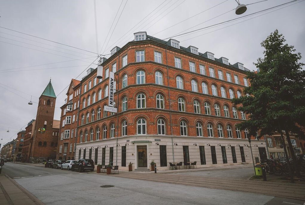 Velkommen til det personlige og farverige Andersen Boutique Hotel i HJERTET af det urbane København på Vesterbro. Et af Københavns mest trendy og hippe områder med et pulserende liv, anderledes restauranter og design butikker.