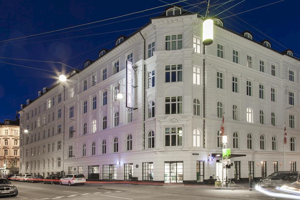 Velkommen til Vesterbro – Københavns mest kreative og pulserende bykvarter. Og hjertelig velkommen til Absalon, vores firestjernede familieejede hotel, som byder dig indenfor med lige dele autentisk hygge og livlig storbycharme. || image 1