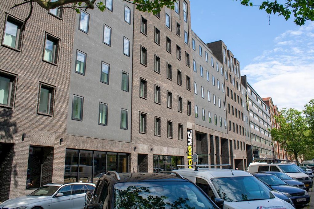 Wakeup Copenhagen i Borgergade er beliggende i centrum af København og tegnet af den kendte danske arkitekt Kim Utzon. Hotellet er præget af minimalistisk design og høj kvalitet. || image 4