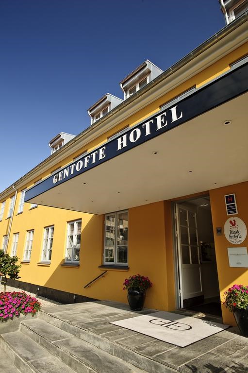 I Gentofte, lige nord for København, finder man et aflangt, orangegult hotel fra det sekstende århundrede, som er – og har været i mange århundreder – et mødested for byens borgere og deres nærmeste. Nyd freden i grønne omgivelser. Historisk og hyggelig atmosfære. || image 4