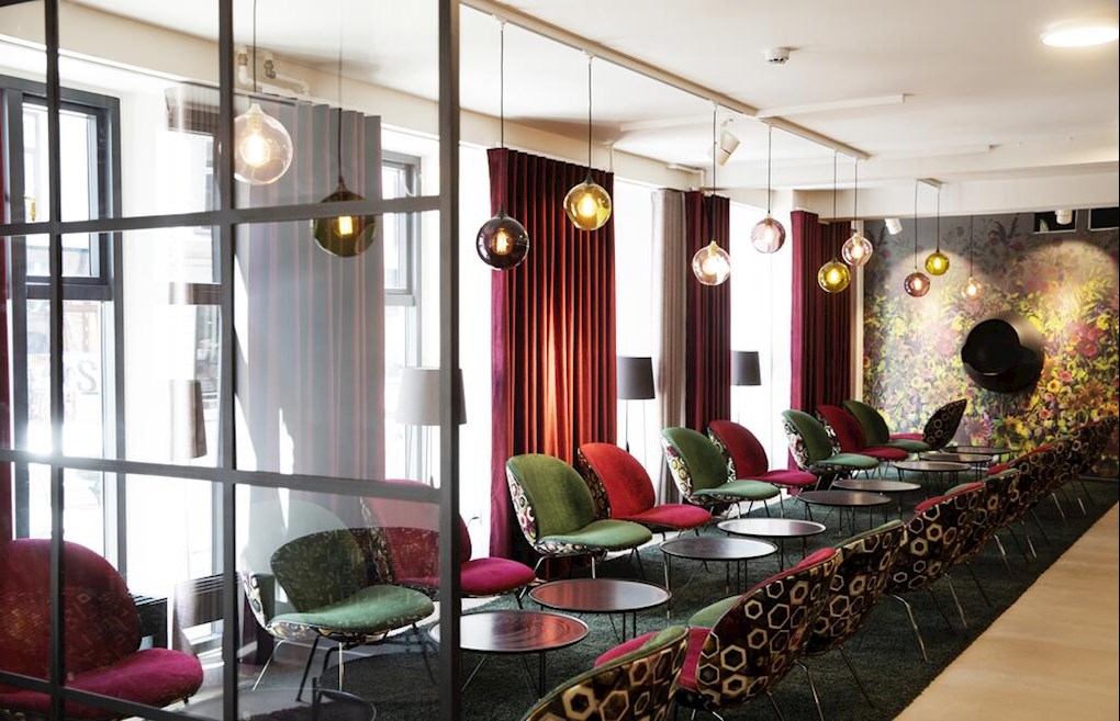 Velkommen til det personlige og farverige Andersen Boutique Hotel i HJERTET af det urbane København på Vesterbro. Et af Københavns mest trendy og hippe områder med et pulserende liv, anderledes restauranter og design butikker. || image 3