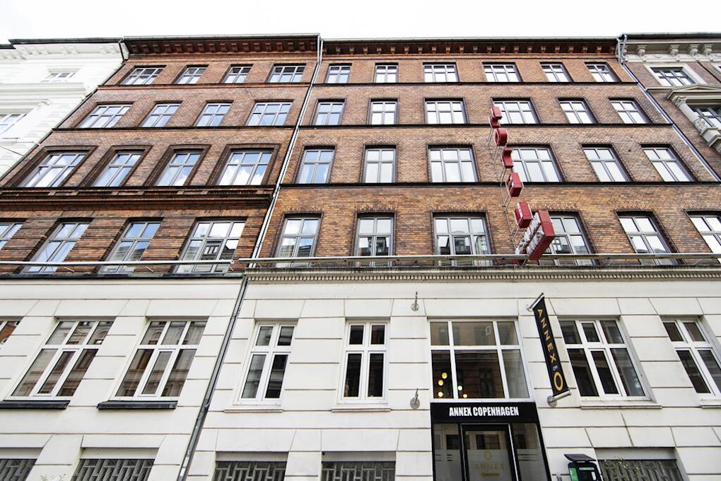 Annex Hotel ligger i det trendy Vesterbro-kvarter og tilbyder prisvenlig indkvartering kun 400 m fra Tivoli og Københavns Hovedbanegård. Restauranter, butikker og populære natklubber ligger kun få skridt væk. || image 1