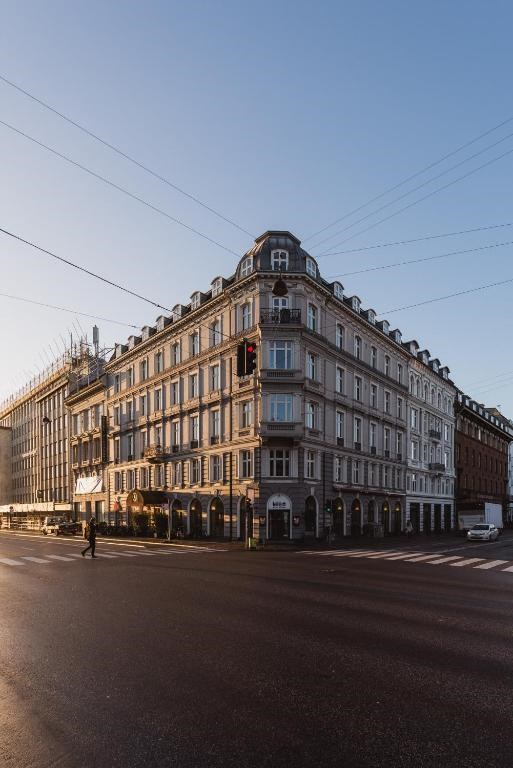 Boutiquehotel med stor passion for dansk design og kunst centralt beliggende i Københavns centrum. Hvis du leder efter et autentisk designer-boutiquehotel med lokal charme, er du kommet til det rigtige sted. Så snart du træder ind på Hotel Alexandra, træder du ind i en magisk tidsboble af udsøgt dansk design og ro