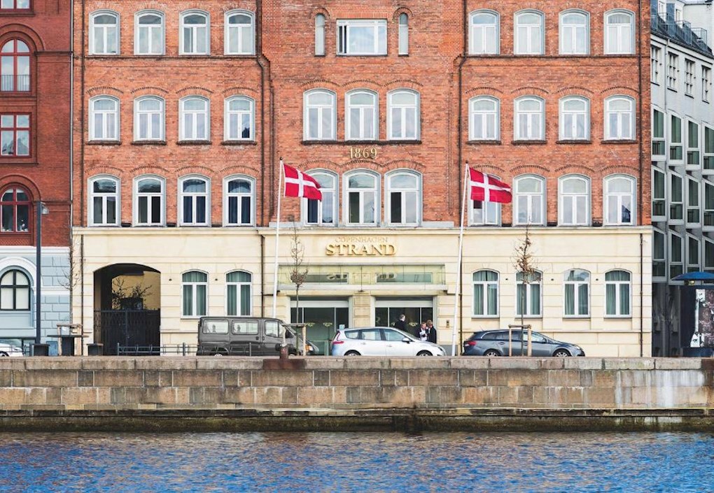 Når du bor på Copenhagen Strand, er du i gåafstand til Københavns mange sightseeing-oplevelser og seværdigheder, bl.a. Amalienborg, ikoniske Nyhavn, shoppingmekkaet på Strøget samt Kongens Nytorv, hvor trendsættende restauranter og cocktailbarer byder sig til på stribe.