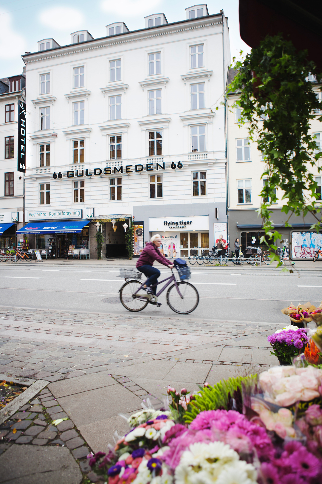 Urban boheme-gemmested i hjertet af Københavns Montmartre-område. Med Vesterbros grove glamour og kærlighed til livet lige uden for døren, er den større, lysere, genfødte 66 Guldsmeden et varmt og afsondret tilflugtssted, der giver dig præcis, hvad du har brug for til et perfekt ophold i København. || image 2
